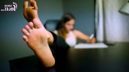 fetiche por pés no local de trabalho, pés malcheirosos, dedos longos, adoração de pés sensuais, pornografia HD de solas checas, fetiche por pés, pornografia de fetiche por pés, checa