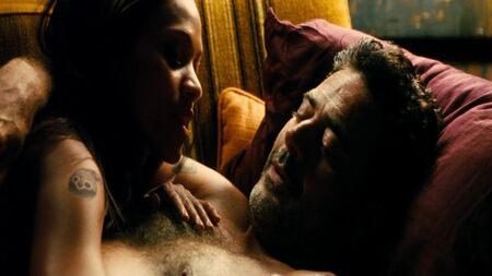 Zoe Saldana sensual - The Losers (2010)