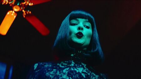 Margot Robbie, Katarina Cas - Terminal (2018) HD 1080p Nua? Sensacional! Ver online