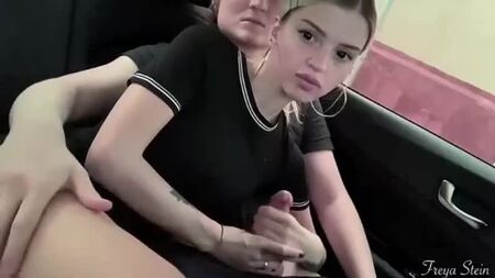 Fez sexo oral no carro e engoliu