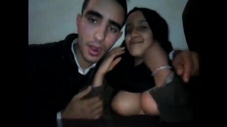Muçulmana com burqa, prostituta com hijab, a chupar mamas e mamilos, niqab, muçulmana excitada, egípcia, sharmota, puta profissional, árabe