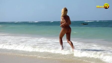 Jenny Scordamaglia: Corrida na Praia de Nudez na Jamaica em HD