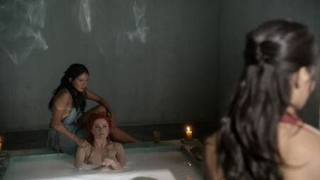 Lucy Lawless, Katrina Law nuas - Spartacus (2010) 1.ª temporada, episódio 9