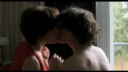 Cena de sexo num filme com uma mãe a verdadeira e o seu filho [cinema vintage, celebridades, prostituta, vadia, porno, mamas, leite, mãe, MILF, madura, violação forçada, sensual]