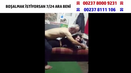Dois homens fazem sexo em grupo com uma estudante universitária turca em direto, com diálogo completo (Vídeo turco)