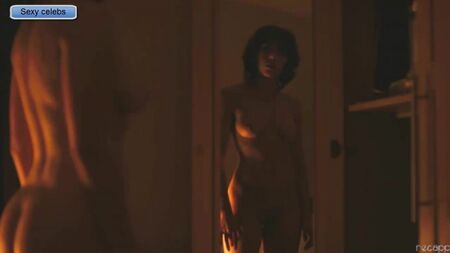 Scarlett Johansson nua a observa-se no espelho / Nude Scarlett Johansson view itself in the mirror