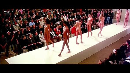 Modelos nuas na passerelle..mp4