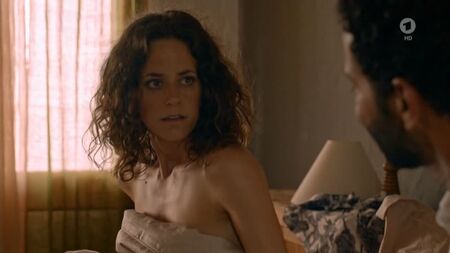 Anja Knauer Nude - A Médica da Ilha s01e01 (2018) HD 720p Ver Online / Anja Knauer - A Médica da Ilha