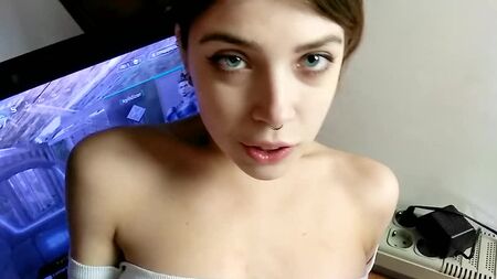 MihaNika69 - [PornHubPremium] - Fodeu a namorada enquanto ela jogava Apex Legends ¦ POV com ejaculação na cara - 1080p