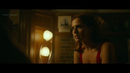 Zoey Deutch - Buffaloed (2019) HD 1080p Nua? Sensual! Ver online / Zoey Deutch - Engano