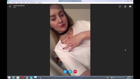 Uma rapariga russa nua mostra os seios e a vagina no Skype, em Moscovo