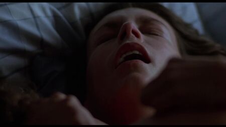 Jamie Lee Curtis nua - Blue Steel (1990)