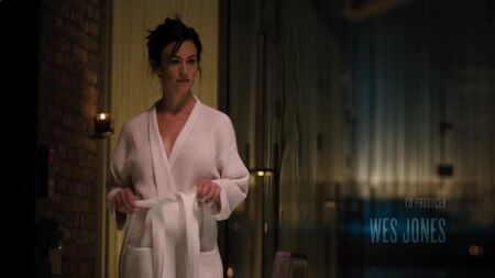 Maggie Siff nua - Billions, 1.ª temporada, episódio 6 (2016)