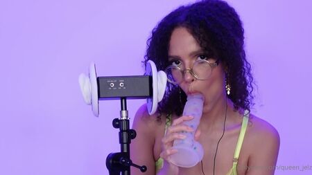 Jelzy ASMR, também conhecida como Queen Jelz - JOI com dildo (OnlyFans)