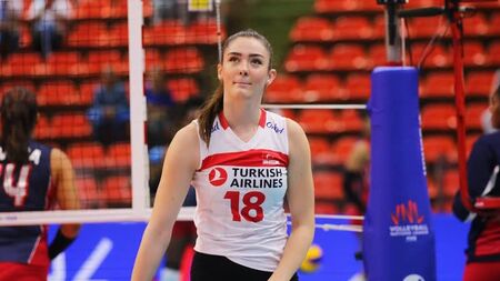 Jogadora de voleibol bonita e talentosa. Zehra Gunes (HD)
