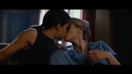 Cena de beijo lésbico escaldante com Michelle Rodriguez em NEMESI (4K ULTRA HD)