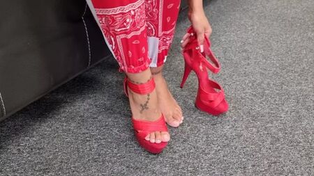 [Shoes Of Hollywood] Ashley experimenta os sapatos de salto alto Pleaser DELIGHT-668 em cetim vermelho de 15 cm com um fato de treino com padrão bandana e paisley