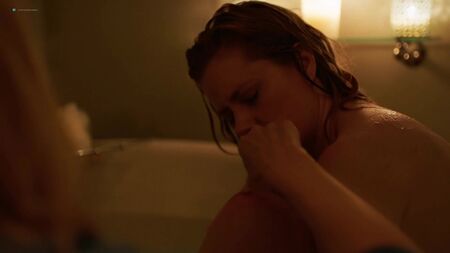 Amy Adams (cenas sensuais de Amy Adams em «Sharp Objects», 1.ª temporada, episódio 8, 2018)