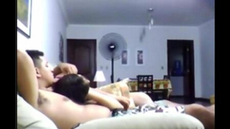 À noite, como sempre, eles decidiram foder no sofá