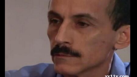 A garota se rendeu ao cliente no bar