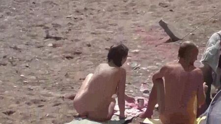 Garotas nuas tomando banho no mar