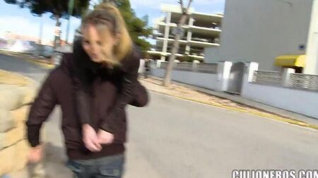 Foda -se na rua com uma jovem menina