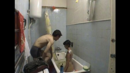 Irmã e irmão são incesto no banheiro