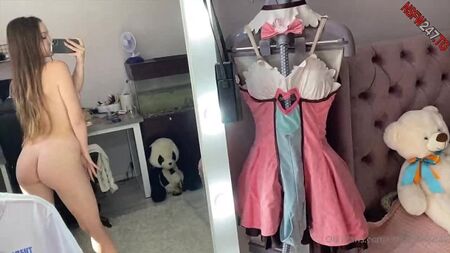 Kate Kuray exibe o seu corpo nu diante do espelho 20210417.mp4