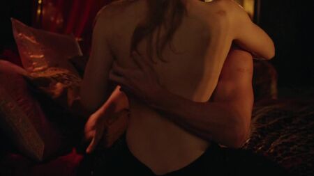 Emily Bett Rickards nua, mas coberta – Arrow (2015) 3.ª temporada, episódio 20, HD 720p