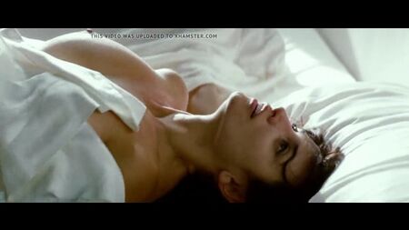 Seios sedutores, atriz sensual, mamilos sensuais, seios grandes, cena de sexo num filme de Hollywood, em topless, corpo sensual, jovem prostituta a curtir um homem mais velho
