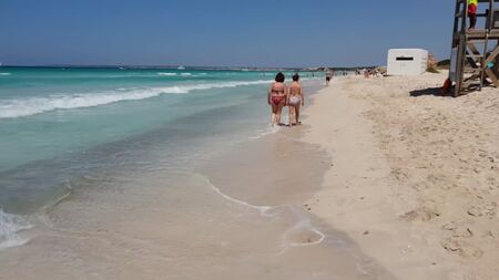 Passeio a pé pela praia de nudismo Platja des Trenc, Passeio pela praia nudista, Maiorca, Espanha 4K