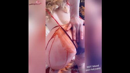Belle Delphine a masturbar-se com os dedos no ânus com sangue falso