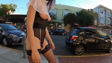 ShyGothExhib - Freira descarada a passear em topless com uma fantasia de Halloween em público