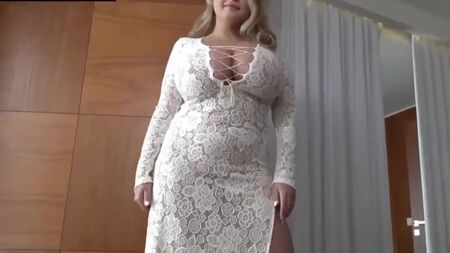 Loira sensual de seios grandes