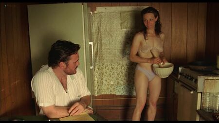 Marisa Tomei, Emily Hynnek, Lili Taylor nuas - Factotum (2005) HD 1080p na Web
