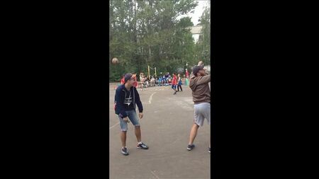 Os monitores Vanya e Ilya dançam a dança «Soku soku bachi bachi»)))) Vamos ver e aprender)