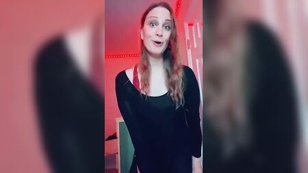 A tiktoker Brynn Woods a exibir o seu rabo sensual