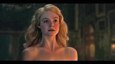 Elle Fanning Nua - The Great S01E01 (2020) Ver Online / Elle Fanning - The Great