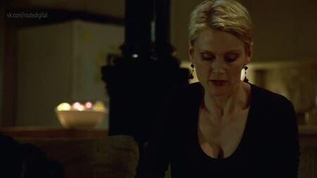 Andrea Thompson - NYPD Blue, 6.ª temporada, episódio 18 (1999) HD 1080p Nua? Sensual! Ver online