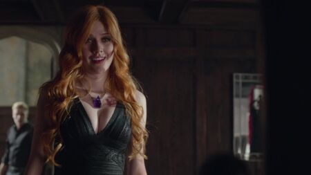 Emeraude Toubia, Katherine McNamara Sexy - Shadowhunters (2016) 1.ª temporada, episódio 4
