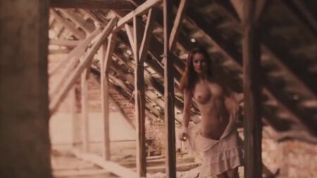 Sessão fotográfica de nudez de uma modelo linda e sensual