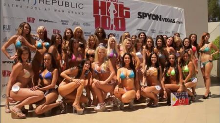 Concurso de mini-biquínis. Mini bikini contest. Raparigas bonitas