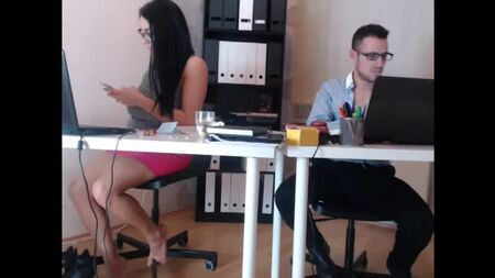Nudez arriscada na webcam do escritório