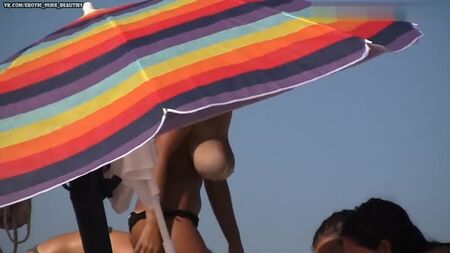 Praia de topless com seios enormes