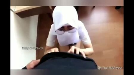 Vídeo pornográfico indonésio com raparigas do ensino secundário usando hijab - XNXX.COM.mp4