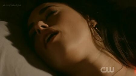 Jeanine Mason - Roswell, Novo México, 1.ª temporada, episódio 13 (2019) HD 1080p Nua? Sensual! Ver online