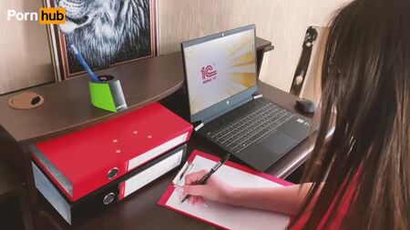 O meu chefe volta a foder-me enquanto o meu marido espera em casa