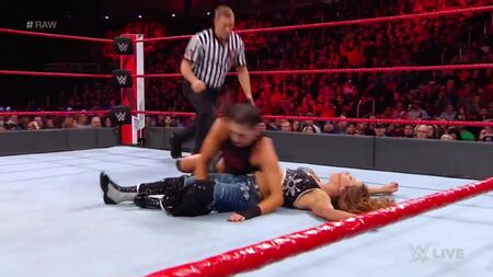 Mickie James vs. Sonya Deville – Raw, 5 de fevereiro de 2018