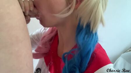 Quem diria que a Harley Quinn tinha um peito tamanho DD e sabia fazer garganta profunda!? - Chessie Rae