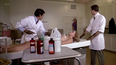 Mary Beth McDonough, Violet Manes Nua - Mortuary (EUA, 1983) 1080p